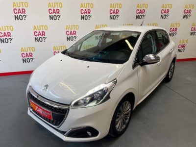 Voiture occasion PEUGEOT 208 1.2 PTEC BLANC Essence Arles Bouches du Rhône